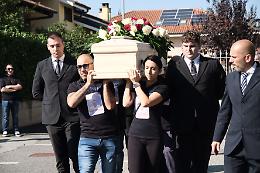 Lacrime ai funerali di Sorvillo: «Non vogliamo più piangere morti sul lavoro»