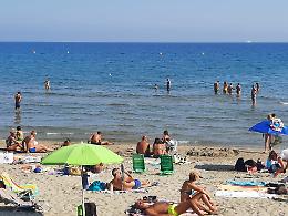 Spiagge affollate e bagni al mare: è tornata l'estate!