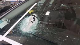 Sassi sull'autostrada, identificato il lanciatore. Colpita anche un'auto della polizia stradale
