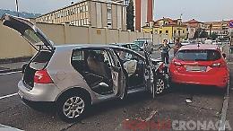 Si schianta contro le auto parcheggiate, ferito un anziano