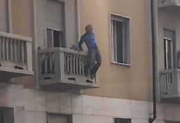 Allarme a Torino, un uomo minaccia di buttarsi dal balcone (IL VIDEO)