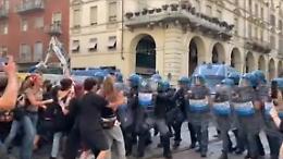 Studenti in corteo in centro a Torino: cori, striscioni e scontri con la polizia (IL VIDEO)
