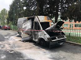 Paura nella notte, incendio distrugge un furgone davanti alle case popolari