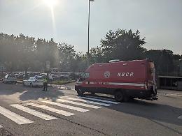 Allarme bottiglie incendiarie davanti al supermercato, nel parcheggio ne spuntano 5