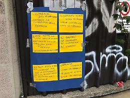 La protesta dei cittadini corre sui cartelli: «Coprite la vecchia ferrovia»