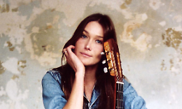 Carla Bruni, il cancro, gli esami, la chemio: «Ecco come mi sono salvata» 