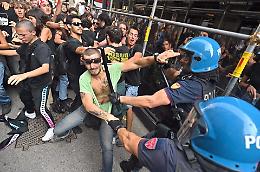 Il ministro Crosetto: «Infiltrati dei centri sociali nel corteo anti Meloni degli studenti»