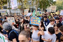 I Fridays invadono la periferia. E al corteo spuntano i politici