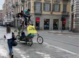 Viaggiano in quattro su una mega-bici: la curiosità oggi in centro