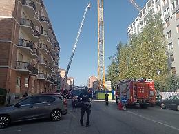Minaccia di buttarsi da una gru, panico in via Filadelfia