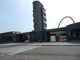 L’orologio della torretta resta sempre fermo alle 17.45. Niente manutenzione?