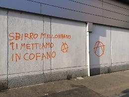 Blitz degli anarchici nel quartiere, scritte sui muri contro Israele e il governo Meloni