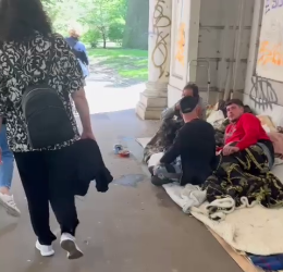 Allontanati i clochard accampati ai Giardini Reali
