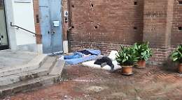 Spunta un dormitorio a cielo aperto davanti alla chiesa di San Domenico