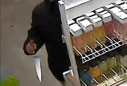Raffica di rapine con la mannaia in negozi e alberghi di Torino: il video dei colpi