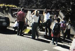 Bimbo travolto davanti a scuola: "Ora basta, dateci un semaforo"