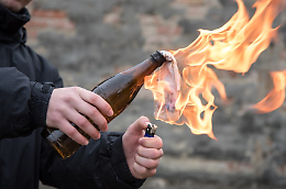 Lanciano una molotov contro la caserma dei carabinieri