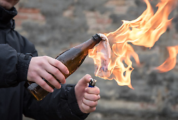 Lancio di sassi in autostrada, arrestato l'autore. Aveva anche tre molotov