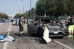 Auto invade l'area di cantiere e prende fuoco, ferita una donna