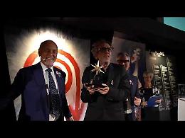 Tim Burton riceve il premio Stella della Mole, ma prima si concede ai fan