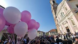 Palloncini colorati per l'addio a Laura, "Ma non vogliamo divise in chiesa"