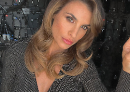 Seducente e più bella che mai, così Elisabetta Canalis incanta i fan