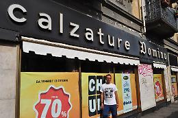 Chiude lo storico negozio di calzature: «Dopo 67 anni gettiamo la spugna»
