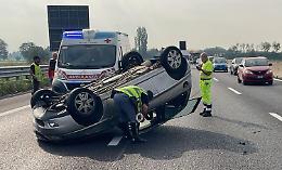 Due auto si ribaltano in tangenziale: tre feriti in ospedale e traffico in tilt