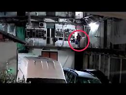 ESCLUSIVO - Il video dell'uomo che versa benzina nel palazzo dei pusher dopo lo sgombero