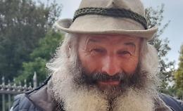 Ecco chi è l'eremita di 83 anni che vive in montagna con le sue mucche