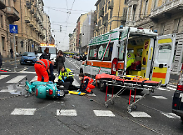 Scivola sulle rotaie con la Vespa e finisce in ospedale