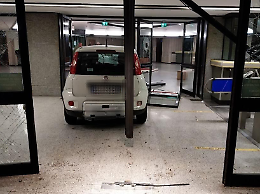 Perde il controllo dell'auto e sfonda l'entrata dell'azienda