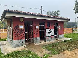 Chiusi per colpa dei vandali o perché inagibili: ma non ci sono soldi per i bagni