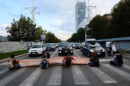 Caos in corso Inghilterra, attivisti bloccano il traffico: automobilisti furiosi