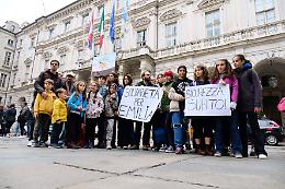 Investita e uccisa a 16 anni, bimbi e genitori sotto il Comune