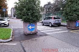 Il Comune chiude la strada davanti alla scuola ma gli automobilisti la riaprono