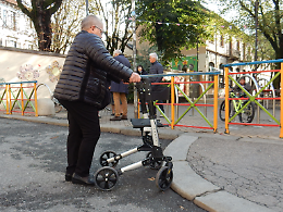 La protesta di anziani e disabili: «Basta barriere architettoniche e malasosta»