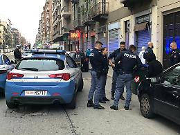 Vede la polizia e scappa, poi viene investito: grave in ospedale