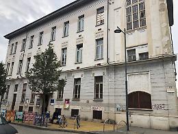 Colpo di pistola e vetro rotto, paura a scuola