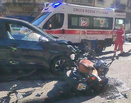 Scontro fra una moto e due auto, tre feriti in ospedale