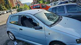 Spaccano i vetri delle auto e si rubano le portiere. Ora i cittadini vogliono le ronde