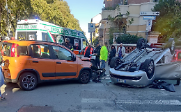 Scontro terribile all’incrocio, un’auto si ribalta in mezzo alla strada