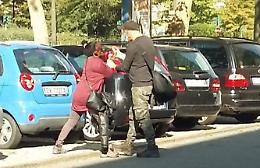 Minacce a una donna e calci all'auto della polizia: parcheggiatore abusivo in manette