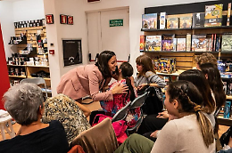 Jolanda Renga si commuove e abbraccia una fan tra il pubblico