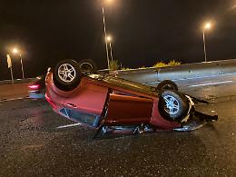 Incidente in tangenziale a Torino. Auto si ribata, donna ferita in ospedale