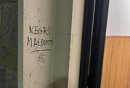 Svastica e insulti razzisti sul portone. Parla la vittima