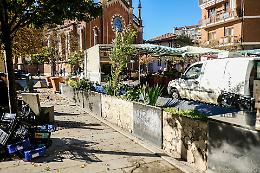 Addio a fontana, panchine e annaffiatoio: arriva il restyling per l’isola pedonale