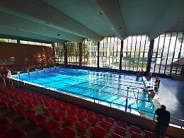 Ciriè, piscina comunale: le tribune diventano spogliatoi. Scoppia la polemica