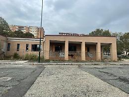 L'ex bocciofila abbandonata al degrado tra erbacce e transenne