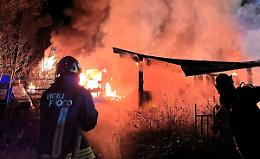 Incendio sotto la Sacra di San Michele: vigili del fuoco al lavoro